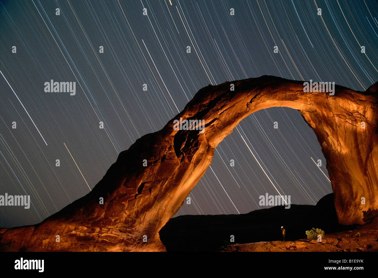 Star Trails span ciel allumé Corona Arch formation géologique @ nuit Moab Utah Winter Banque D'Images