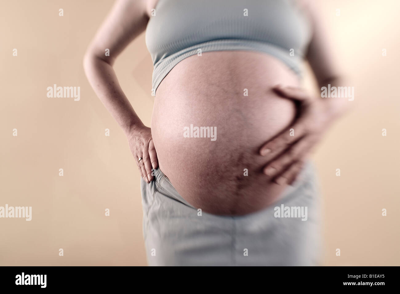 Vue avant du ventre de la femme enceinte tout en portant dos-nu top et short Alaska United States Banque D'Images
