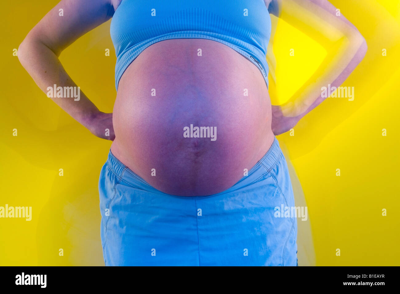 Vue avant du ventre de la femme enceinte tout en portant dos-nu top et short Alaska United States Banque D'Images