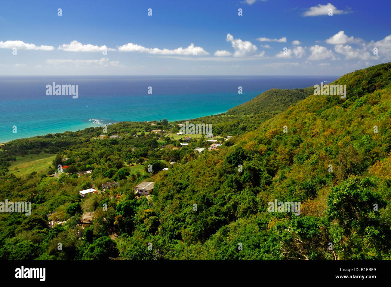 Vue sur la côte à Punta Yeguas et le sud-est de la mer des Caraïbes près de Yabucoa, Puerto Rico Banque D'Images