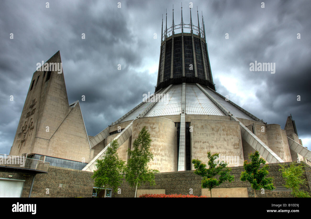 Nuages sombres au-dessus de la cathédrale catholique, Liverpool Banque D'Images