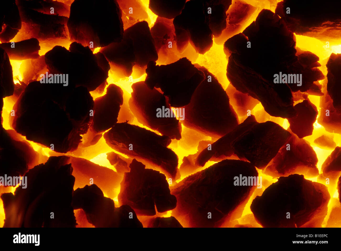 Brûler du charbon dans une cheminée Banque D'Images