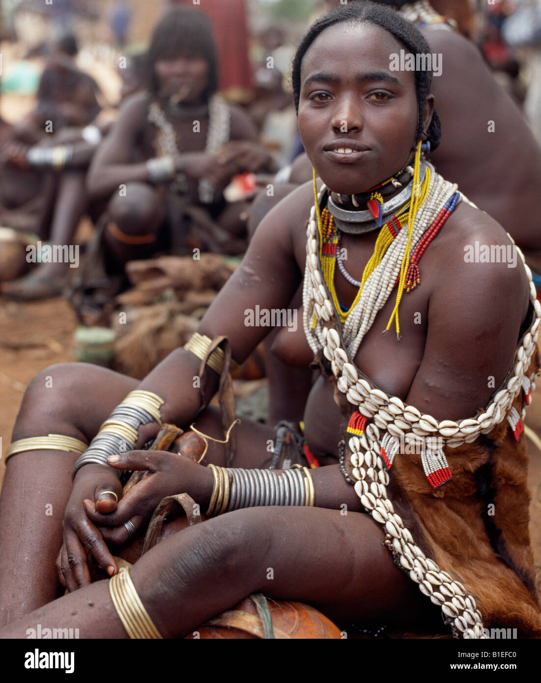 Une femme Hamar à Dimeka, le plus grand marché de l'Hamar pays de sud-ouest de l'Éthiopie. Banque D'Images