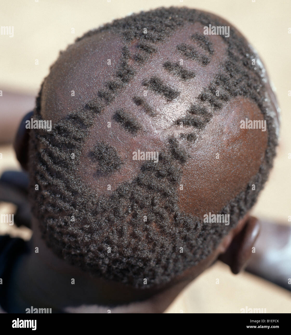 La substitution d'une coiffure homme Mursi.Les Mursi parlent une langue nilotique. Banque D'Images