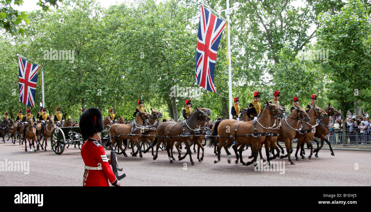 La Troupe du Roi, Royal Horse Artillery, revenant à Buckingham Palace, une partie de la parade la cérémonie des couleurs, Londres 2008 Banque D'Images