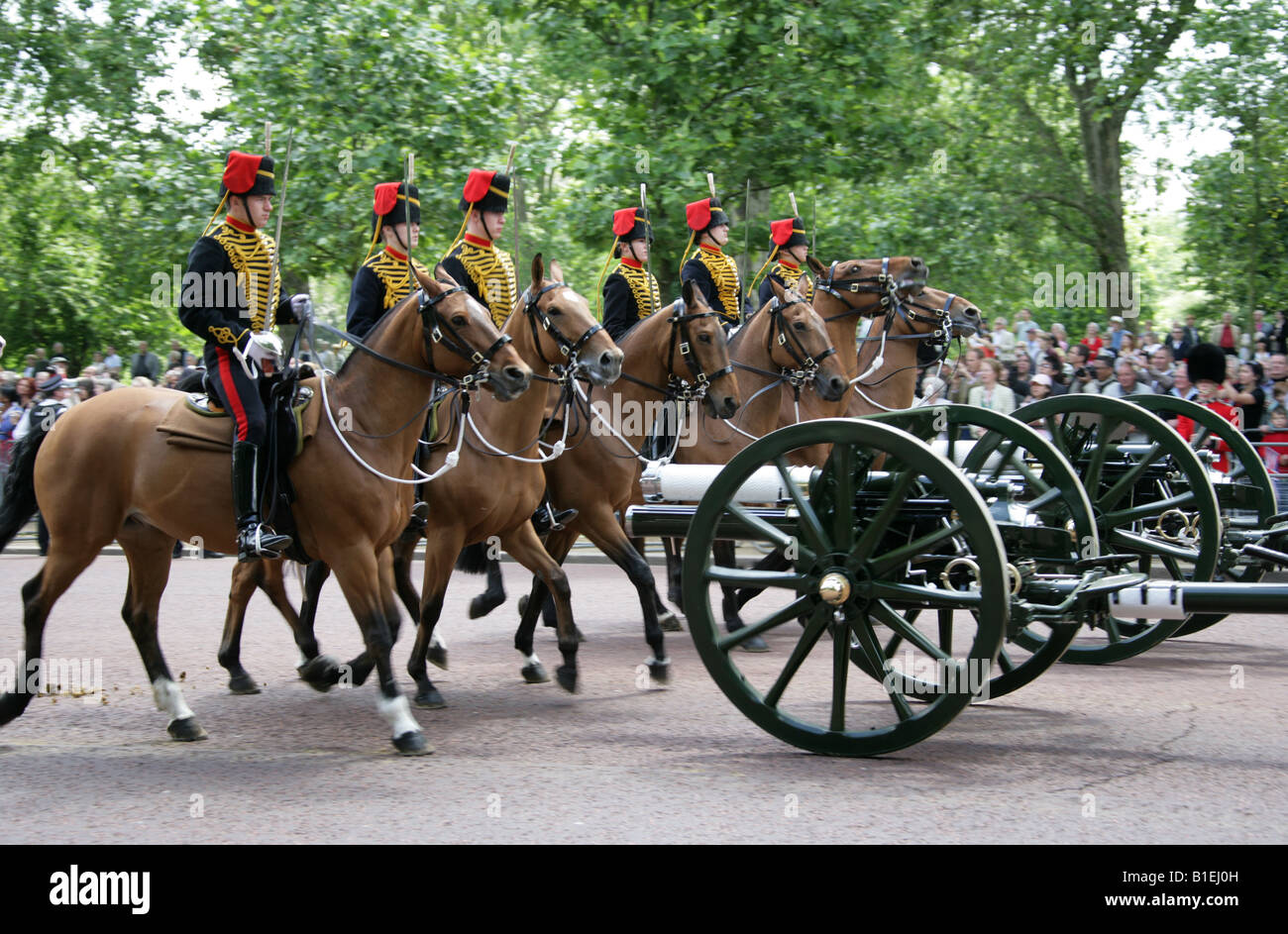 La Troupe du Roi, Royal Horse Artillery, revenant à Buckingham Palace, une partie de la parade la cérémonie des couleurs, Londres 2008 Banque D'Images