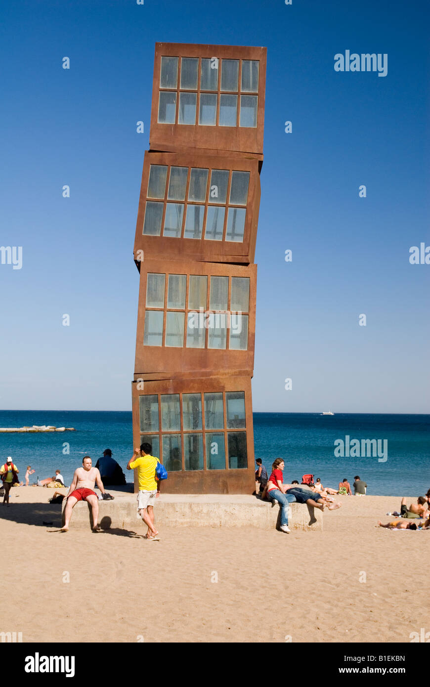 L'imposant cube de métal rouillé sculpture - connue sous le nom de blessés - Star est situé sur la promenade maritime de la Barcelonatta, Barcelone, Espagne Banque D'Images