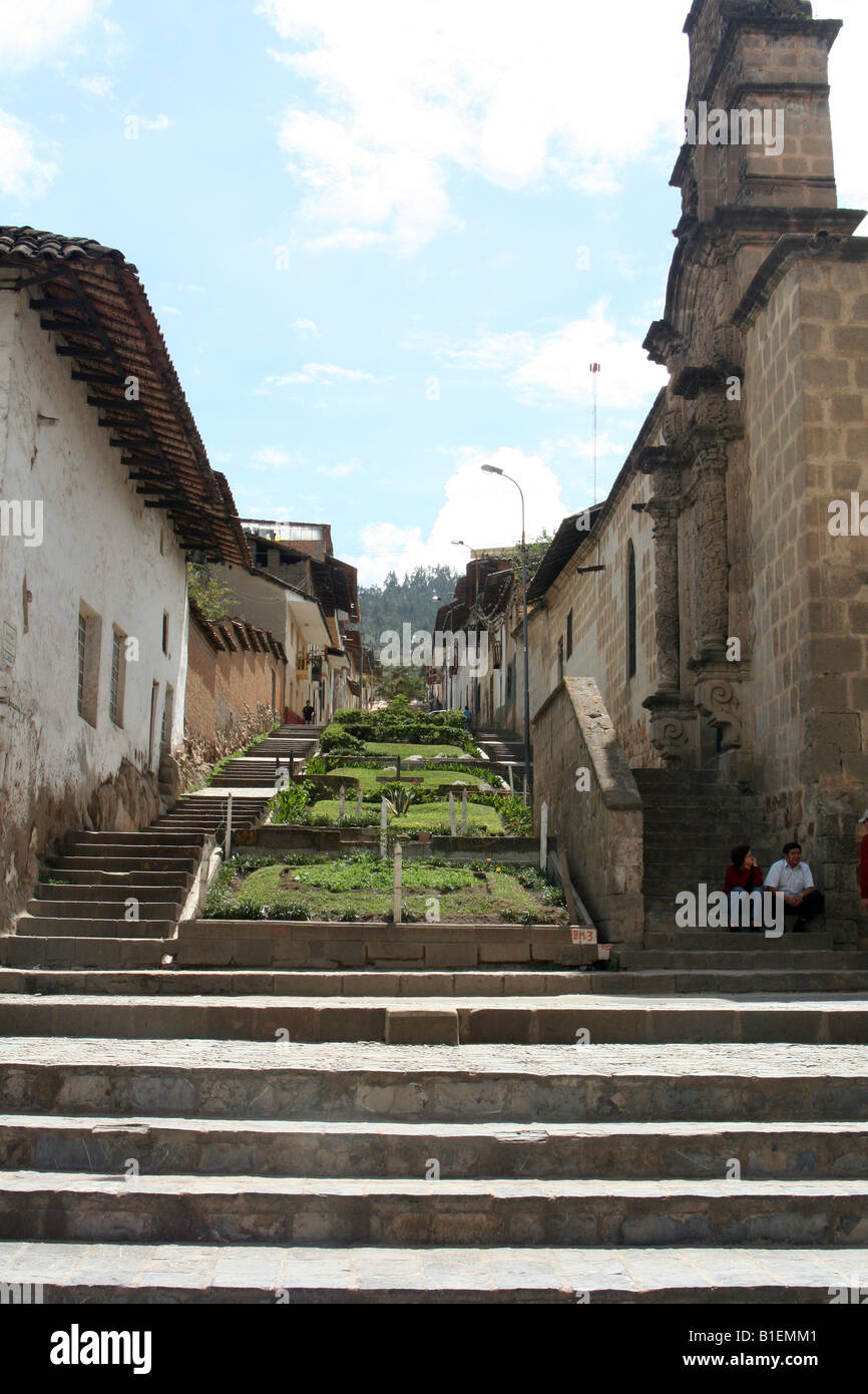 Escalier colonial à Cajamarca dans le nord du Pérou où la conquête espagnole des Incas a commencé en 1532. Banque D'Images
