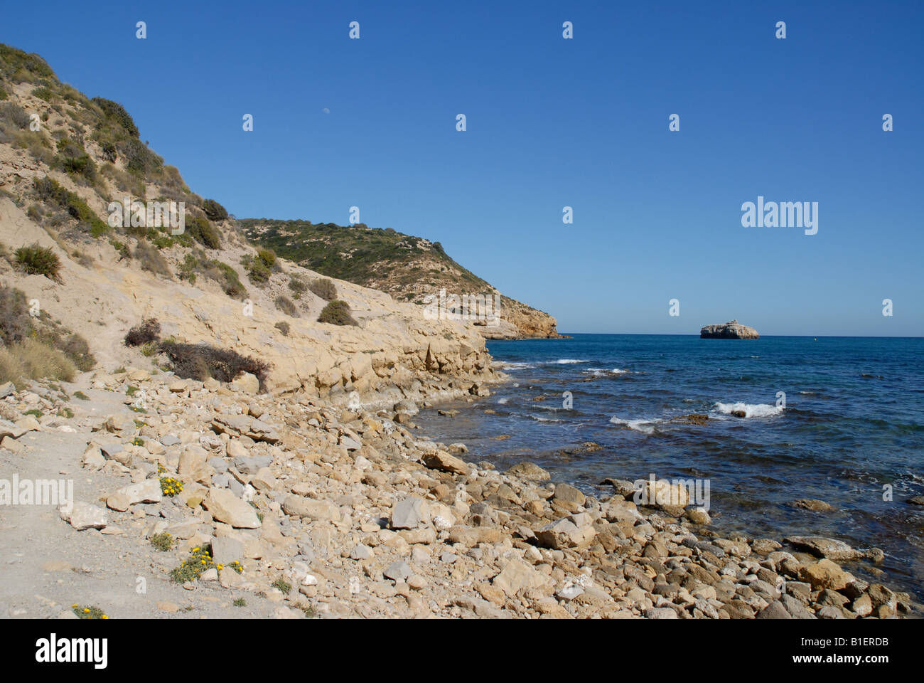 Vue depuis la plage de Portichol, La Barraca, vers l'île de Portichol, Javea / Xabia, Province d'Alicante, Communauté Valencienne, Espagne Banque D'Images
