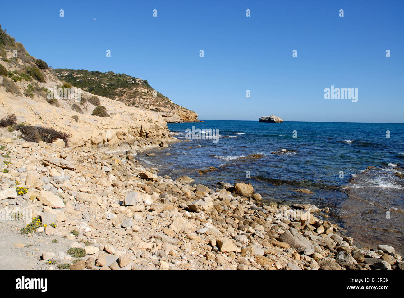 Vue depuis la plage de Portichol, La Barraca, vers l'île de Portichol, Javea / Xabia, Province d'Alicante, Communauté Valencienne, Espagne Banque D'Images