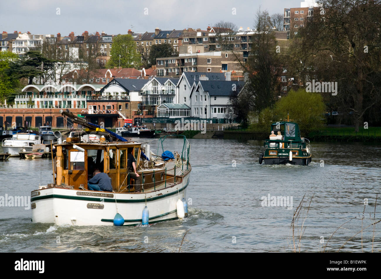 Bateau croisière le long de la Tamise, Richmond, Surrey, Angleterre Banque D'Images