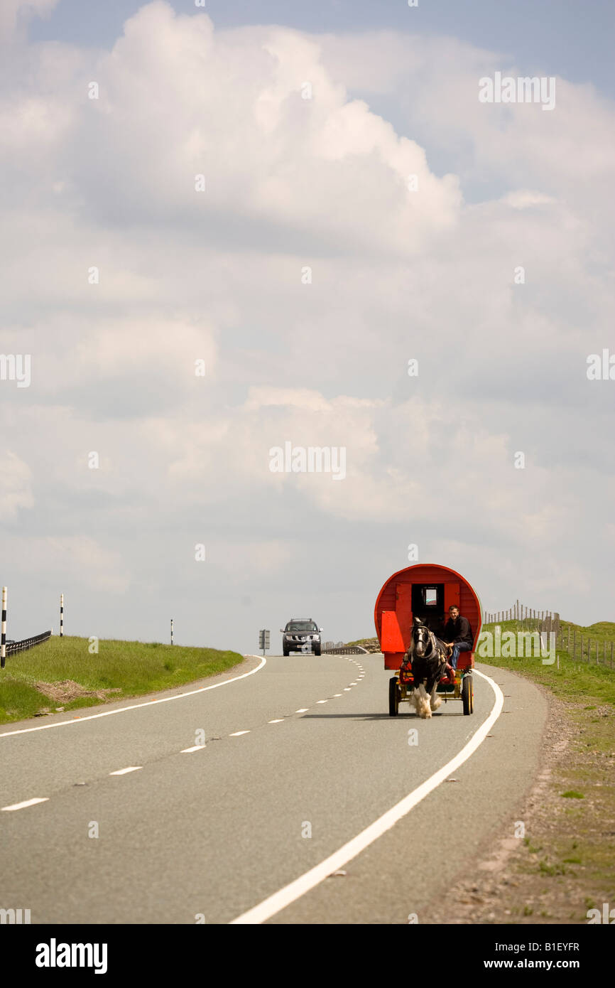 Caravane sur l'A66 en route vers l'arrêt Appleby Horse Fair Banque D'Images
