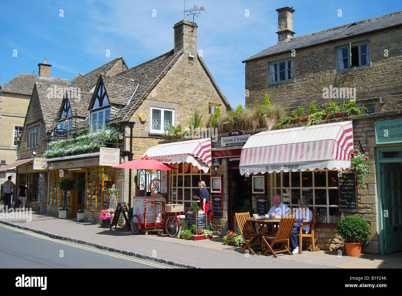High Street, Bourton-on-the-water, Cotswolds, Gloucestershire, Angleterre, Royaume-Uni Banque D'Images