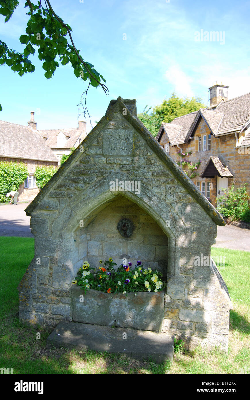 Vieille fontaine, Lower Slaughter, Gloucestershire, Cotswolds, Angleterre, Royaume-Uni Banque D'Images