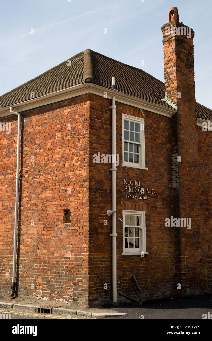 L'angle d'une traditionnelle géorgienne historique bâtiment construit en brique rouge à Beaconsfield, Buckinghamshire. Banque D'Images