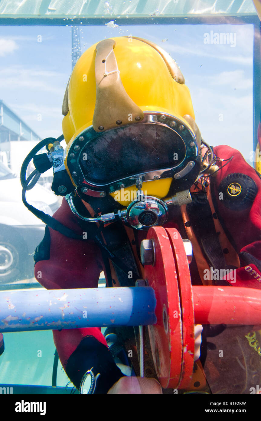 Diver aqualung port donnant la démonstration de sous-marins de se joindre à l'aide d'une bride. Prise lors d'une foire commerciale. Banque D'Images