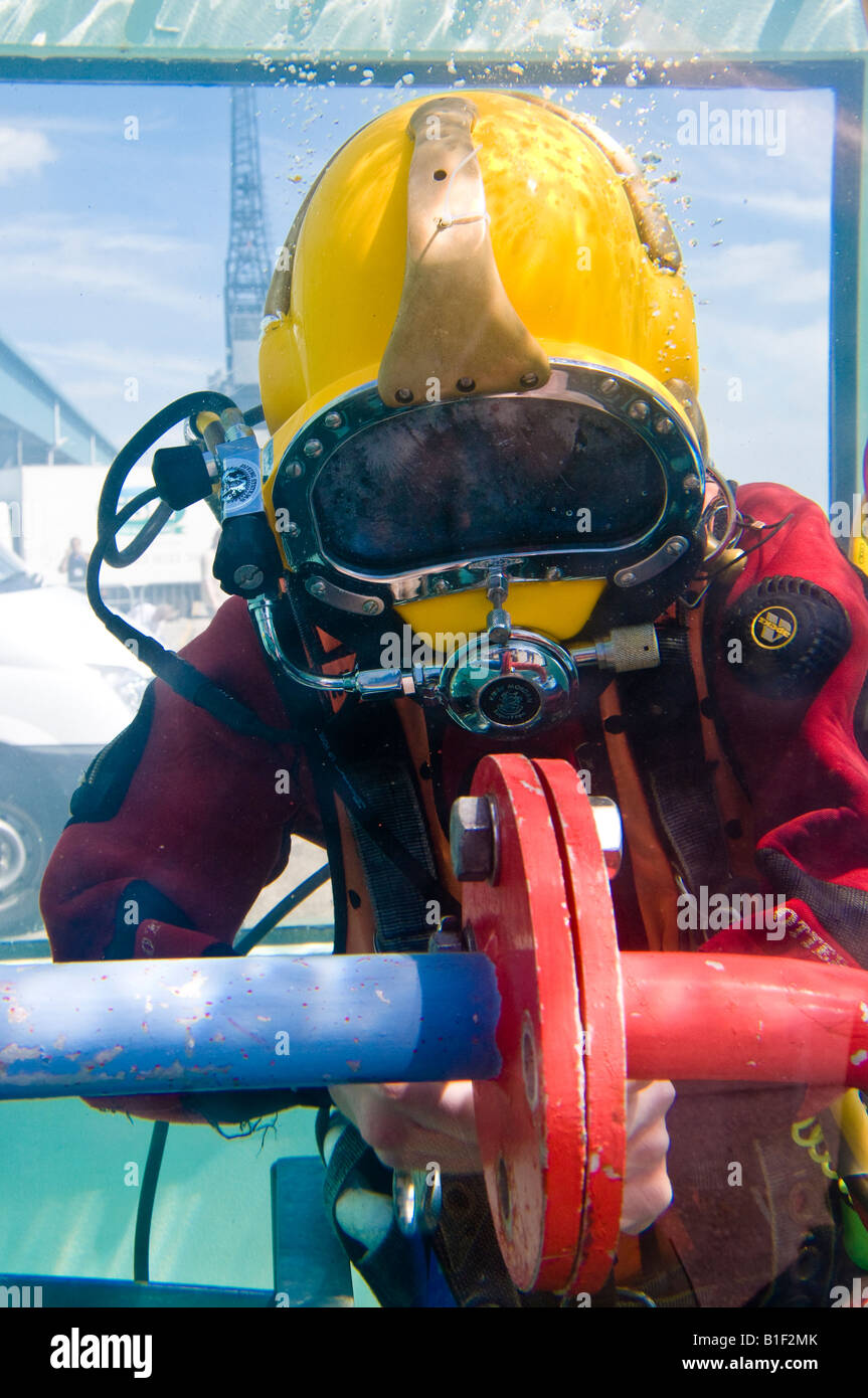 Diver aqualung port donnant la démonstration de sous-marins de se joindre à l'aide d'une bride. Prise lors d'une foire commerciale. Banque D'Images