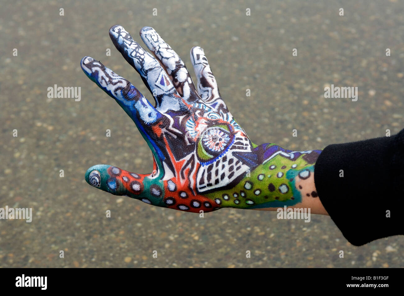 La main avec un tatouage. Banque D'Images
