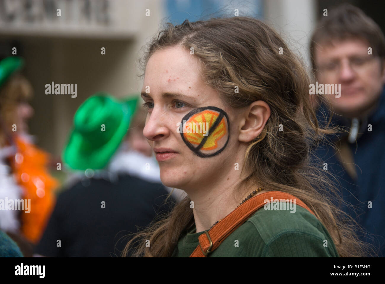 Gluaiseacht manifestant à l'extérieur contre l'AC Shell County Mayo Corrib Gas Projet sur St Patricks Day. Banque D'Images