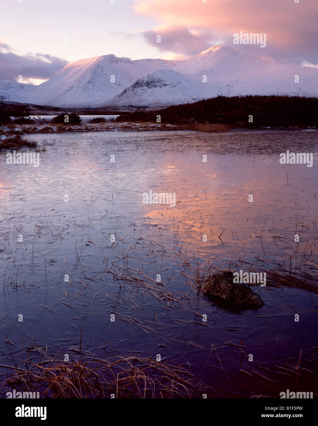 Coucher du soleil d'hiver au Mont Noir et Lochan nah achlaise. Highlands écossais. L'Écosse. Banque D'Images