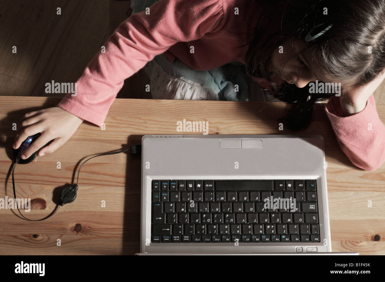 Lycéenne 6 ans sur ordinateur dans la maison Banque D'Images