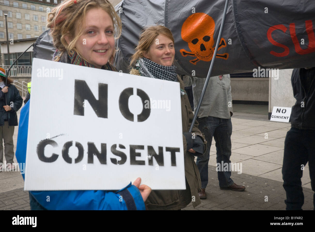 Gluaiseacht - manifestants 'étiquette' - pas de consentement à l'extérieur contre l'AC Shell County Mayo Corrib Gas Projet sur St Patricks Day. Banque D'Images