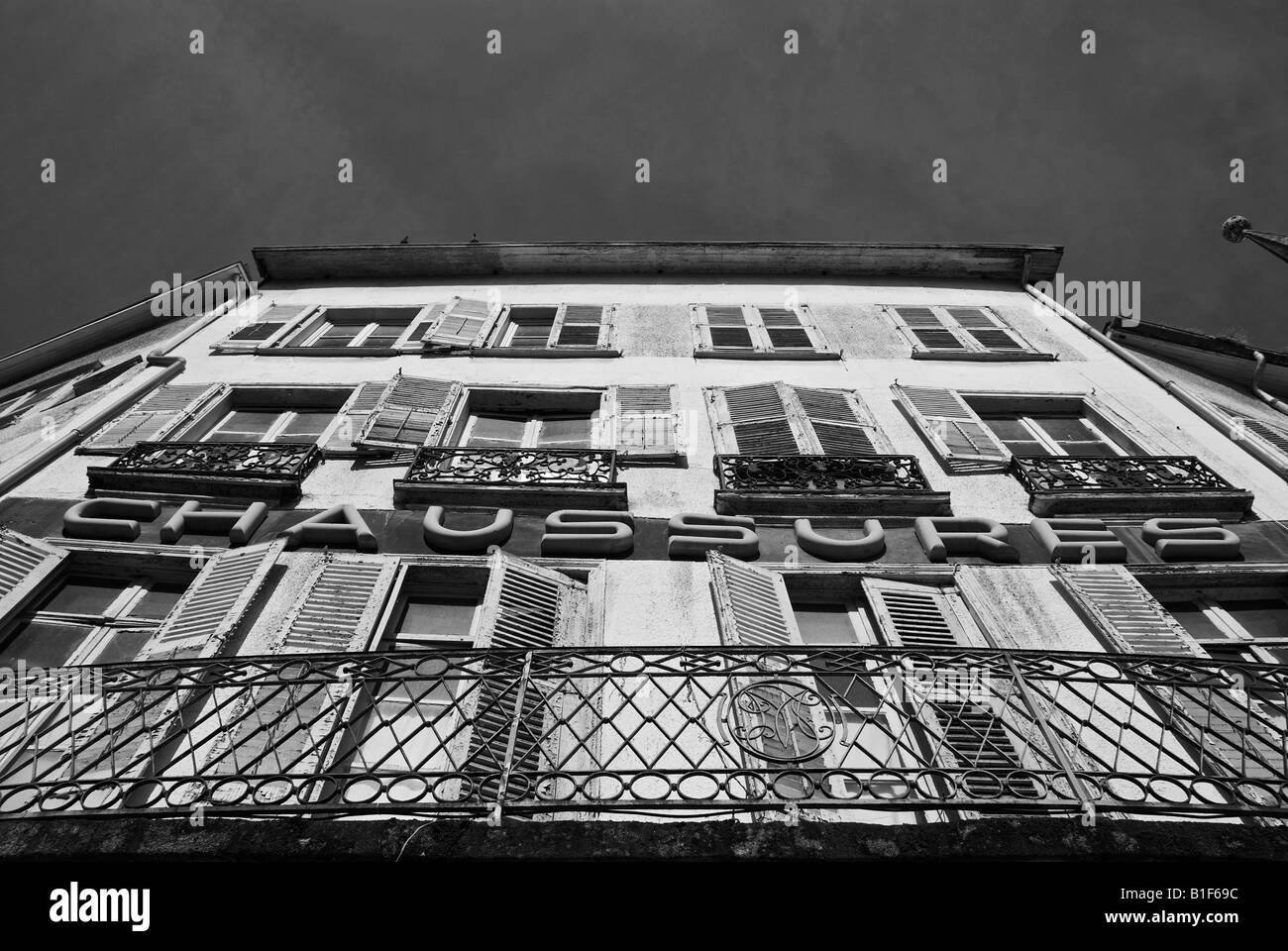 Stock photo d'un vieux magasin de chaussures à fenêtre à volets La photo a été prise dans la ville de Limoges en France Banque D'Images