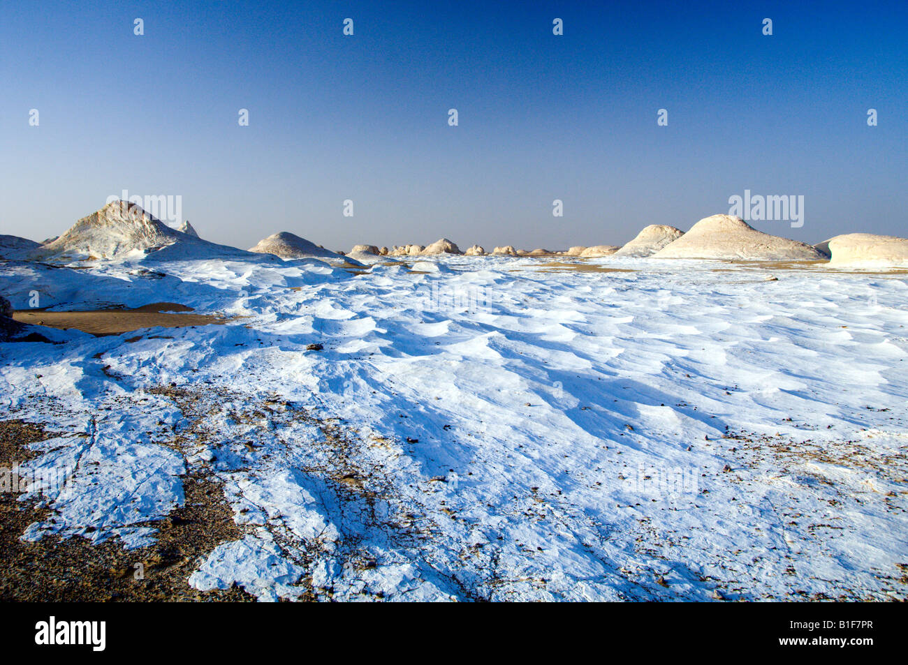 Les formations de gypse blanc dans le désert blanc Egypte au coucher du soleil Banque D'Images