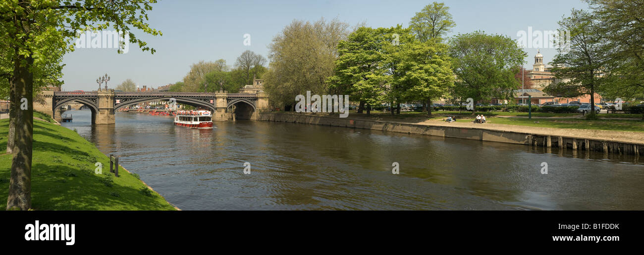 Vue sur le pont Skeldergate et la rivière Ouse au printemps York North Yorkshire Angleterre Royaume-Uni GB Grande-Bretagne Banque D'Images