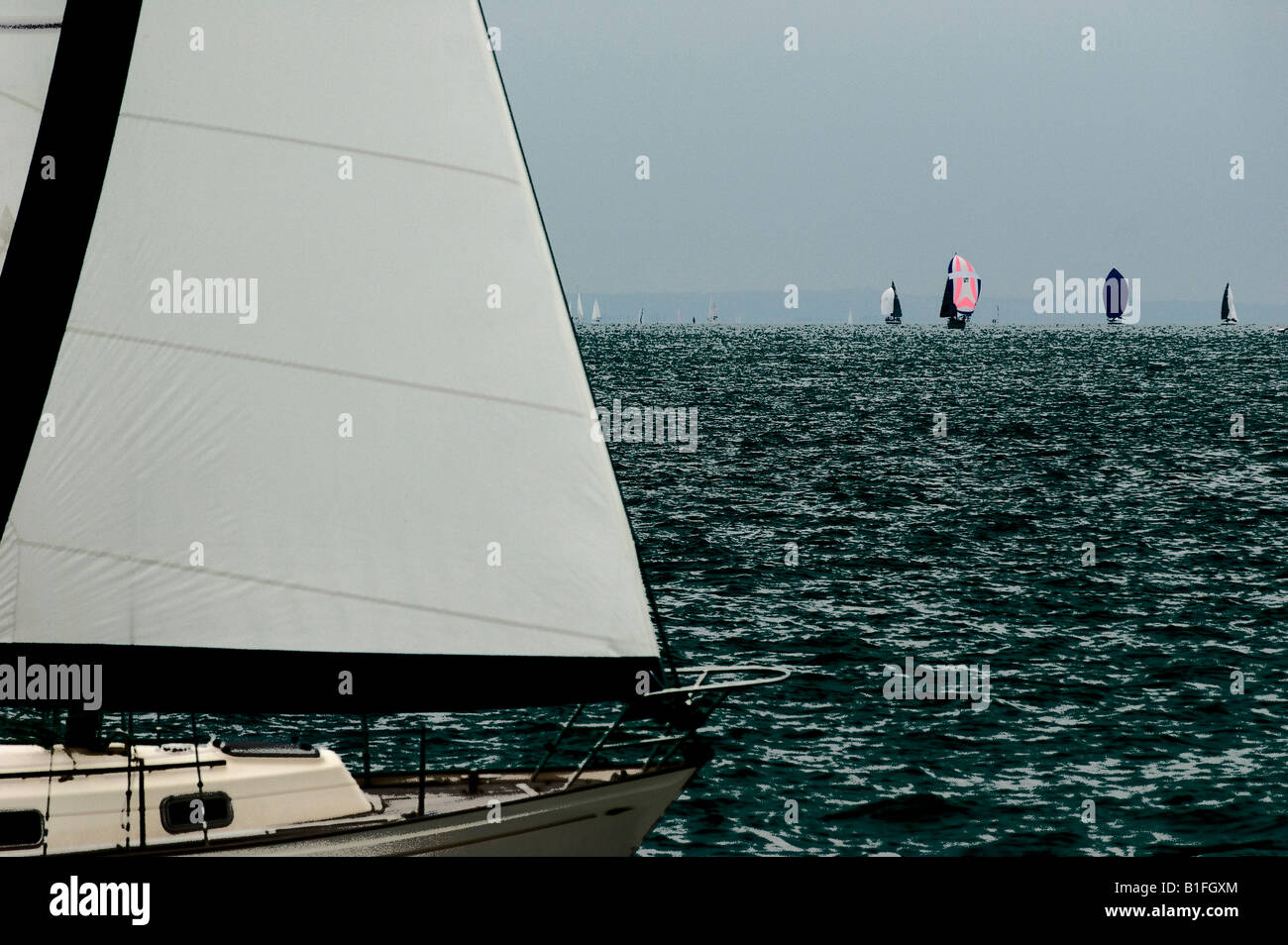 Les courses de bateaux à voile sur le Solent Banque D'Images