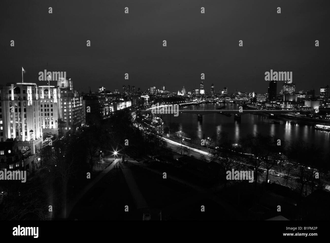 Vue panoramique magnifique de la Tamise depuis Waterloo Bridge vers la ville de Londres Banque D'Images