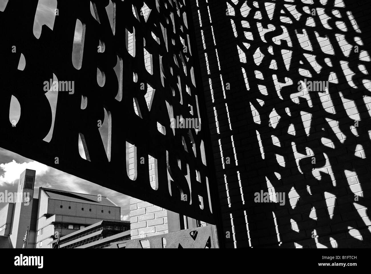 La British Library, Londres, en noir et blanc (image en couleur disponible) Banque D'Images