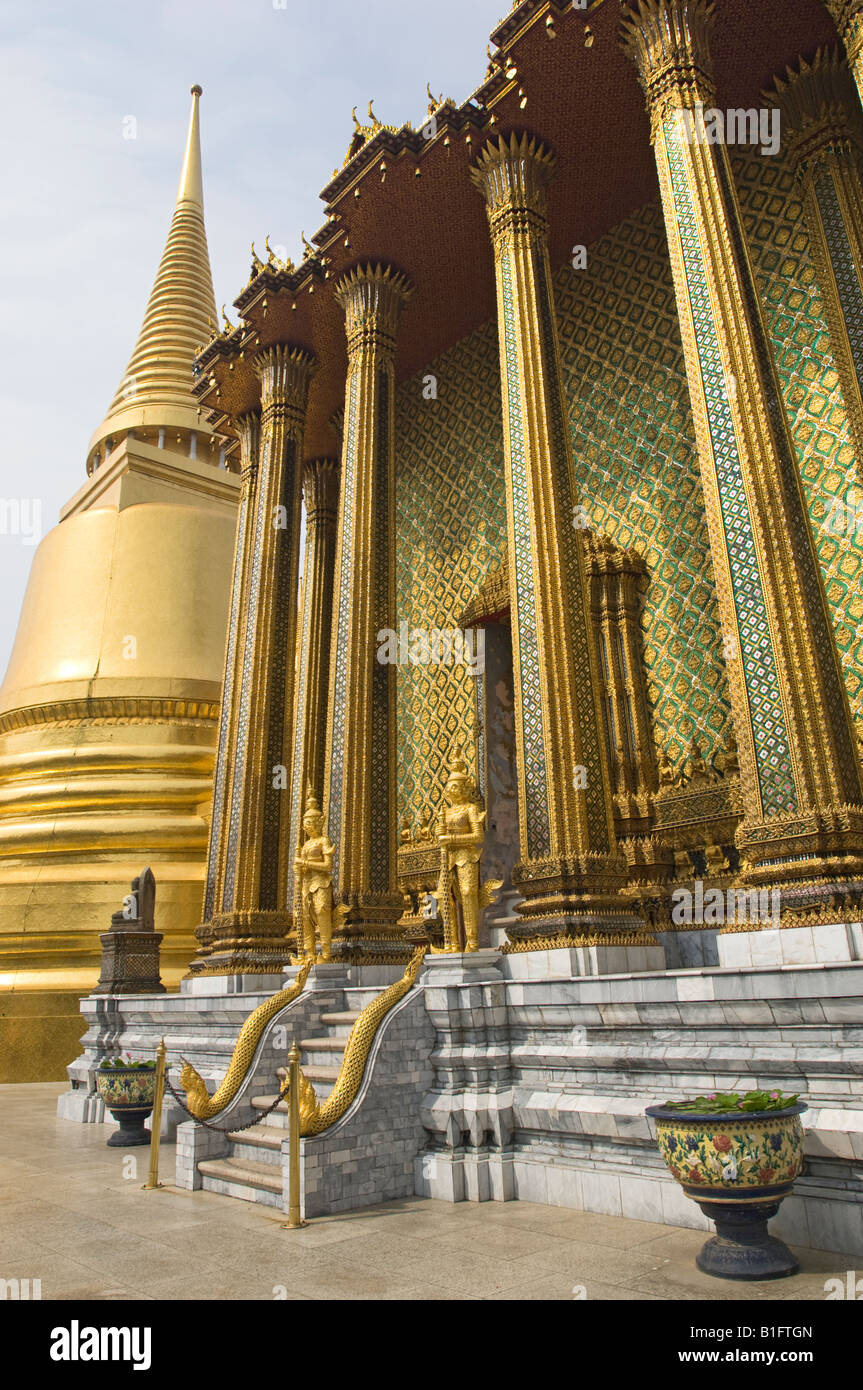 Vue de côté du panthéon royal et Phra Sri Rattana Chedi, Wat Phra Kaew, Bangkok, Thaïlande Banque D'Images