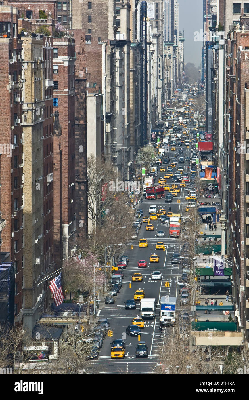 Vue vers le haut 5e Avenue à New York City NY USA du Washington Square Banque D'Images