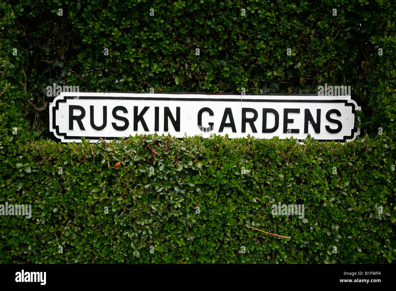 Plaque de rue Ruskin pour jardins en Pitshanger, Ealing, London Banque D'Images