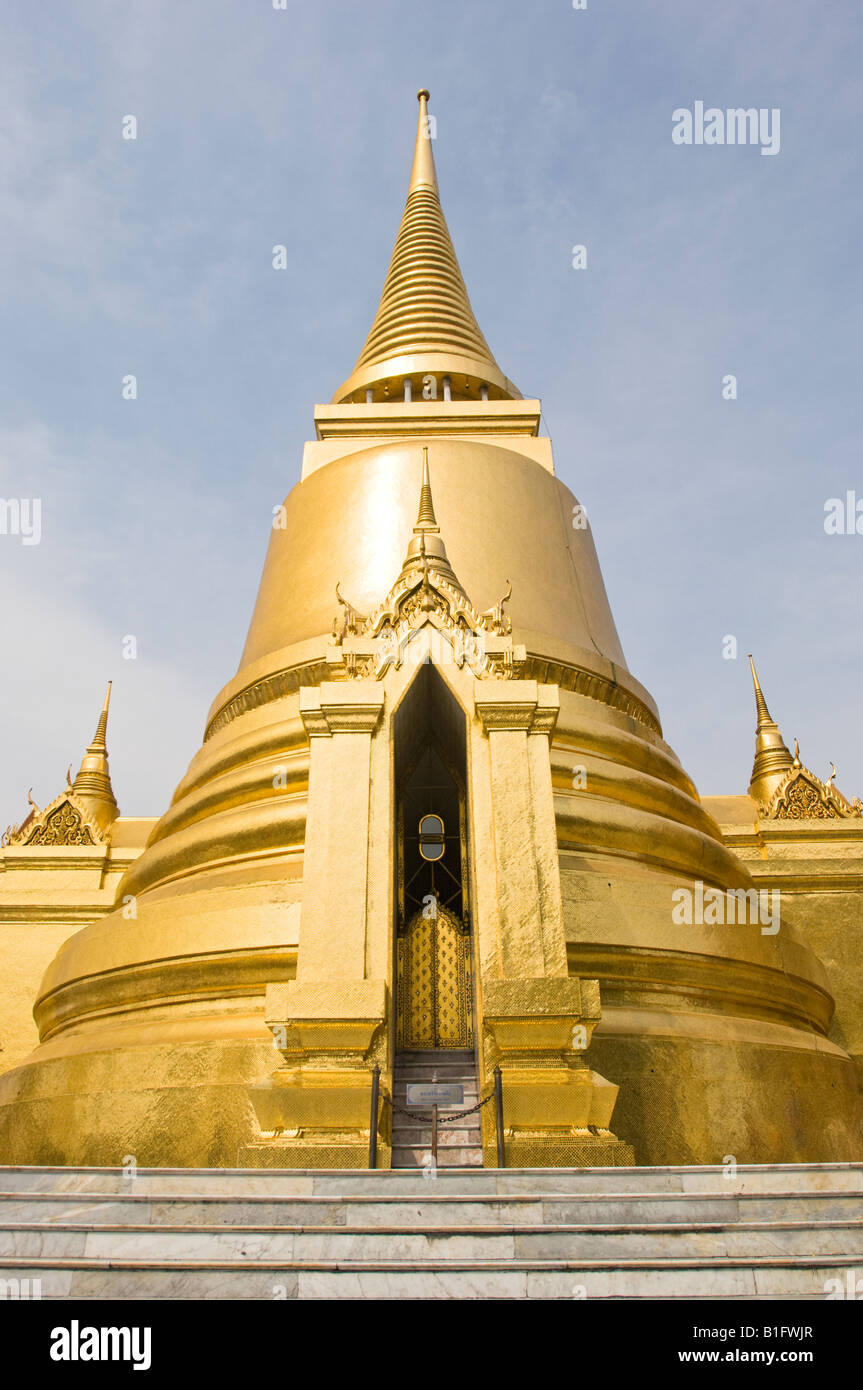 Phra Sri Rattana Chedi dans le stupa bouddhiste Wat Phra Kaew complexe, Bangkok, Thaïlande. Banque D'Images