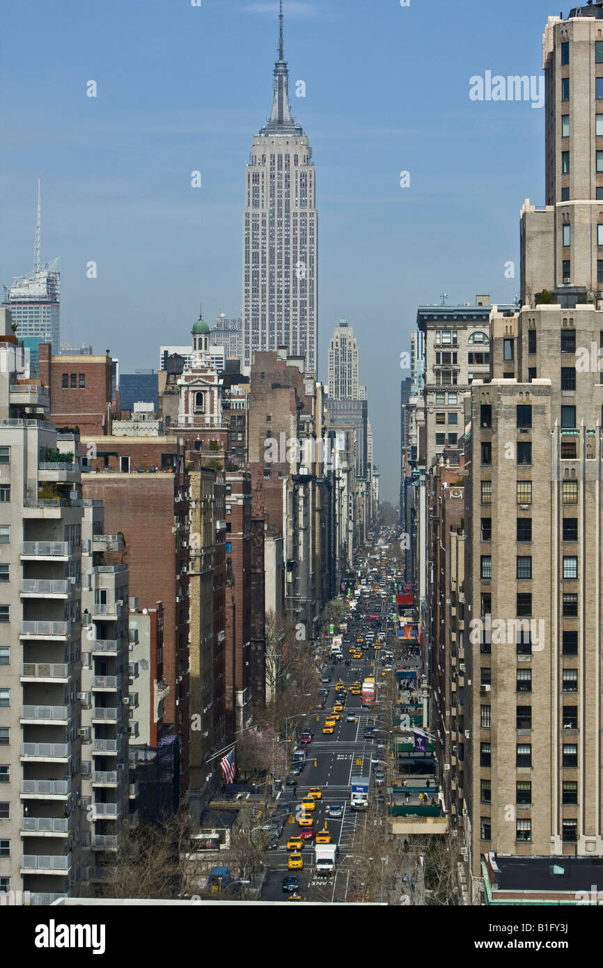 Vue vers le haut 5e Avenue à New York City NY USA du Washington Square Banque D'Images