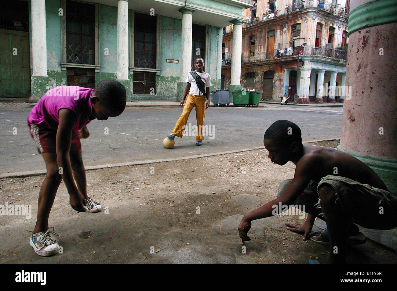Garçons jouant aux billes à La Havane Cuba Banque D'Images