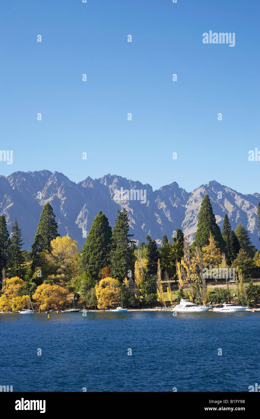 Les arbres d'automne sur le lac Wakatipu et les Remarkables Otago Queenstown ile sud Nouvelle Zelande Banque D'Images