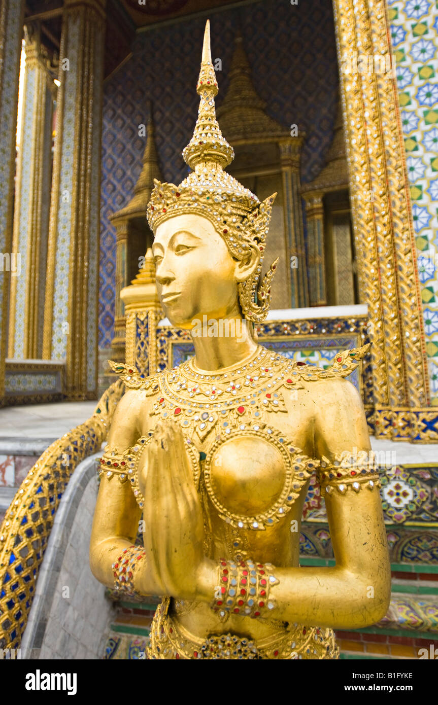 Belle statue de la feuille d'or Kinnara au Wat Phra Kaew, Bangkok, Thaïlande Banque D'Images