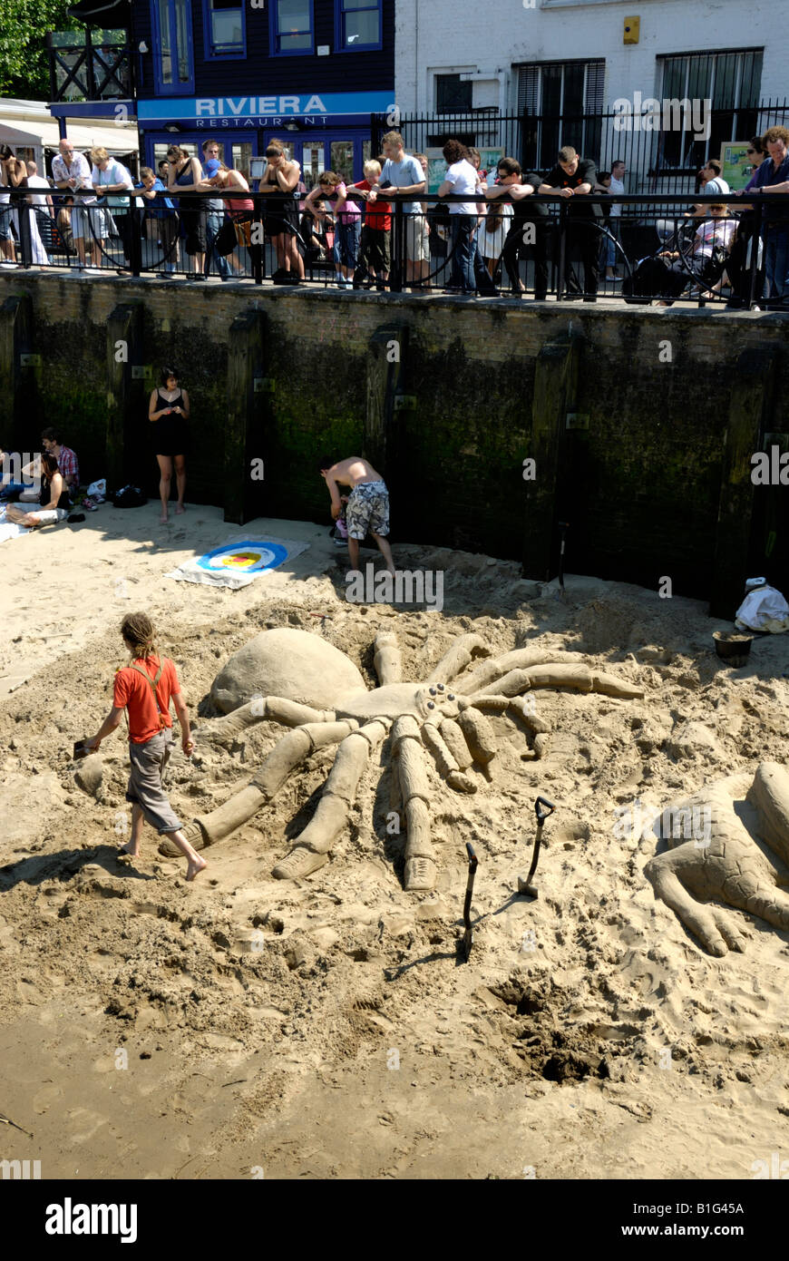 Faire de l'homme sculpture de sable sur la plage de Thames, London Banque D'Images
