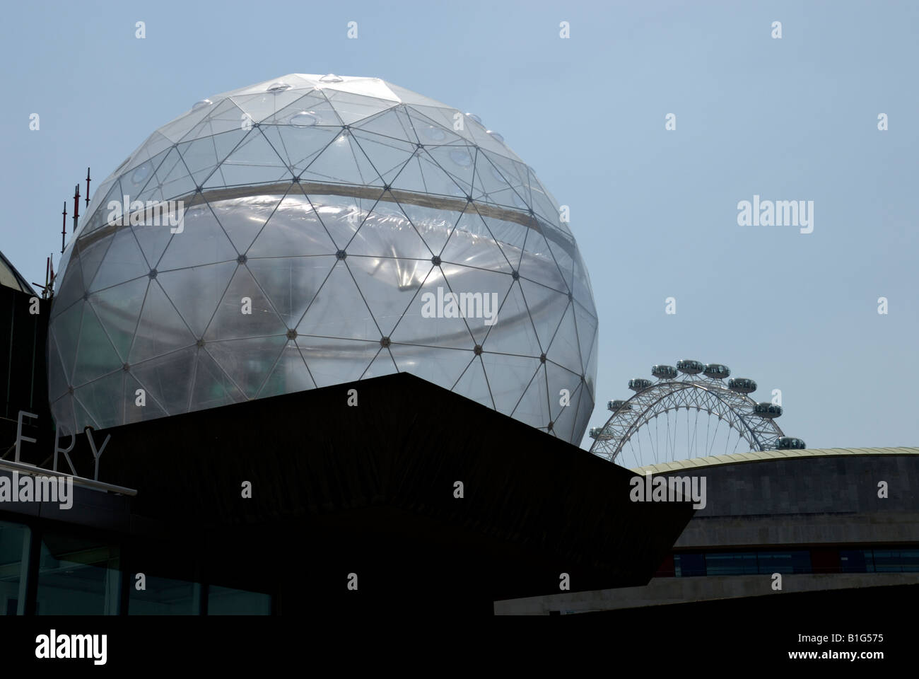 Les gens dans la sphère gonflable à ''Bâtiment' Psycho, Londres Banque D'Images