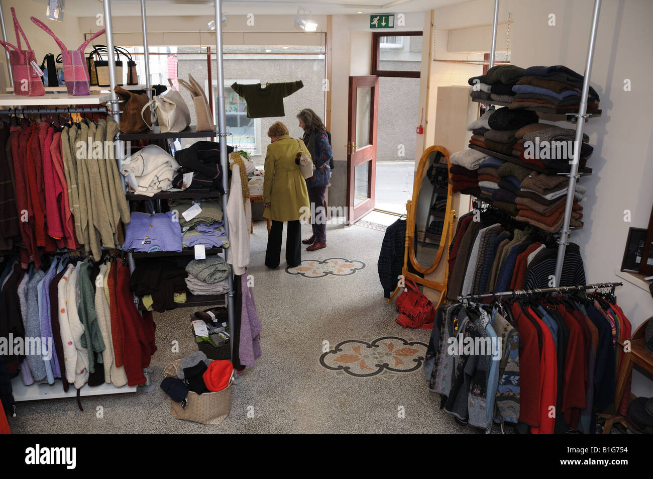 Chandails et autres pulls en vente dans un magasin à Stromness, Orkney. Banque D'Images