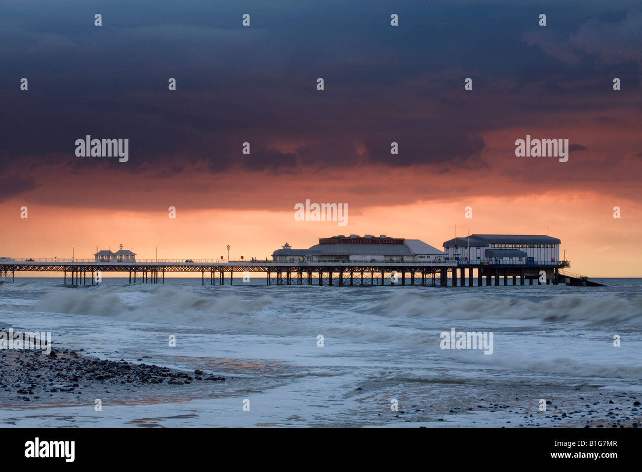 Jetée de Cromer après un orage d'été Banque D'Images