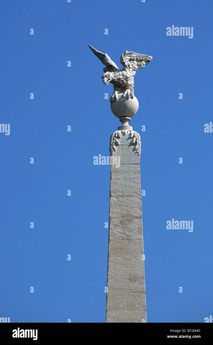 Une sculpture de l'aigle haut d'un monument à Aix en Provence France Banque D'Images