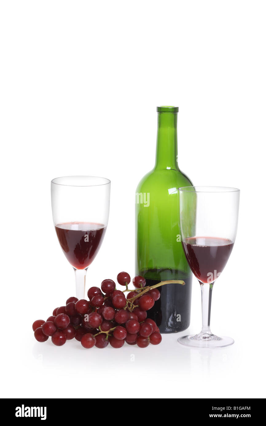 Bouteille de vin rouge et deux verres découpe des raisins sur fond blanc Banque D'Images