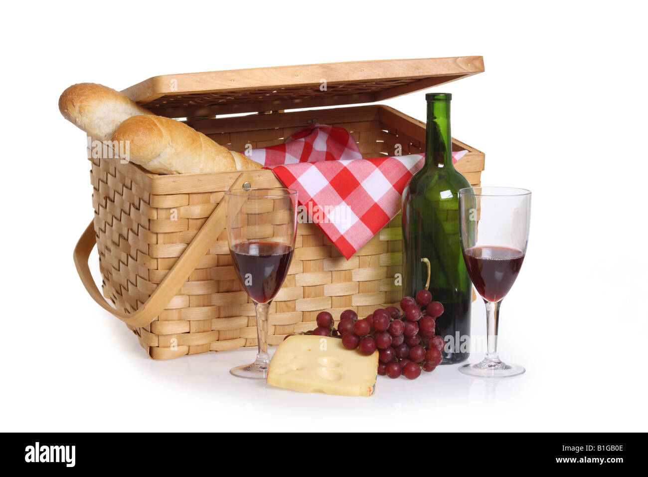 Panier pique-nique avec vin et fromage pain dentelle sur fond blanc Banque D'Images