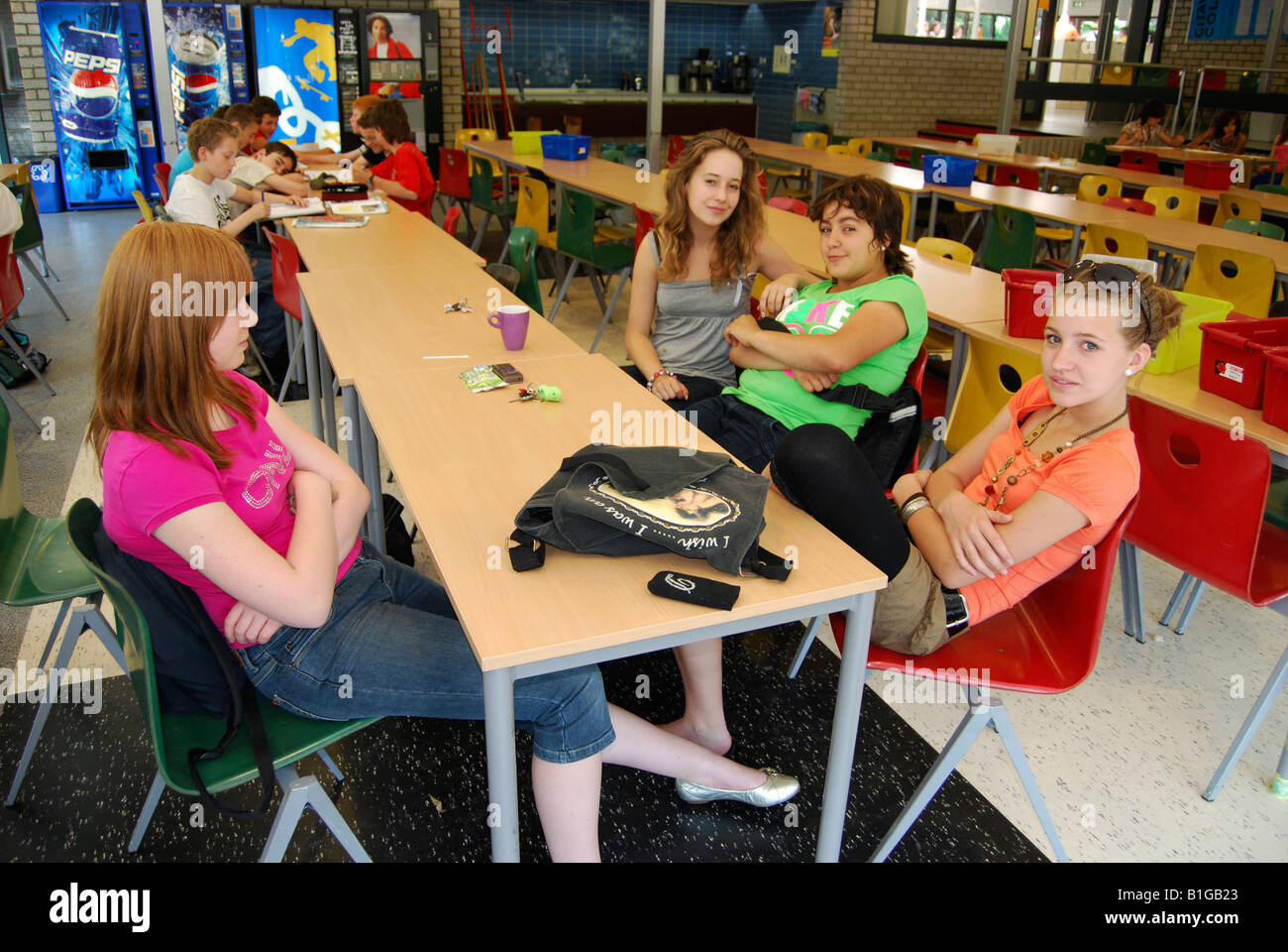 Les étudiants de niveau secondaire regroupant en cantine scolaire Banque D'Images