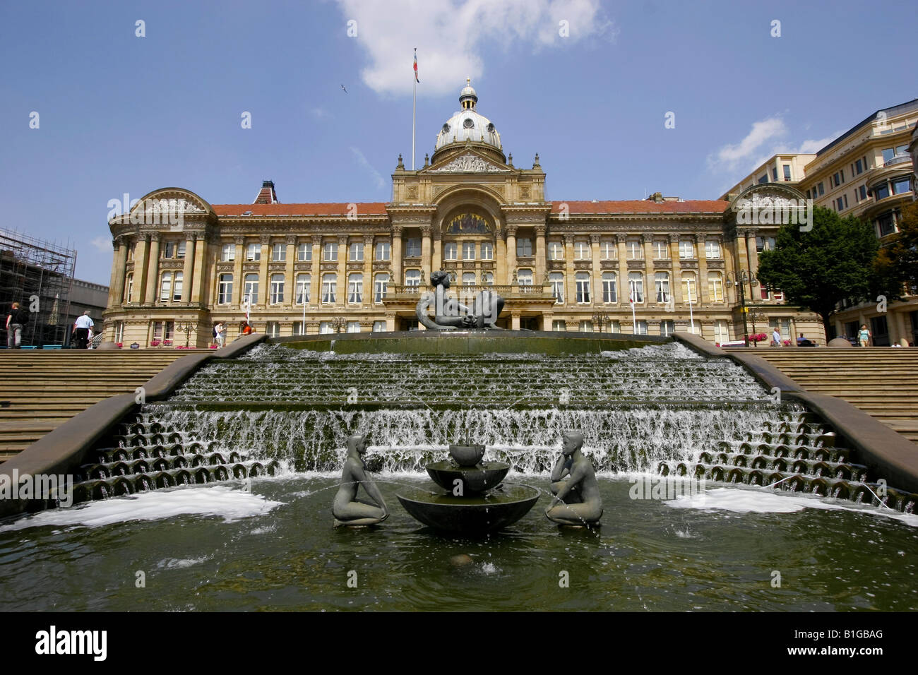 La chambre du conseil de ville de Birmingham à Victoria Square Birmingham England Le fleuve d'art public au premier plan Banque D'Images