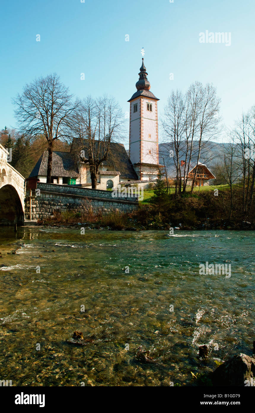 St John the Baptist Church & pont de pierre - lac de Bohinj Banque D'Images